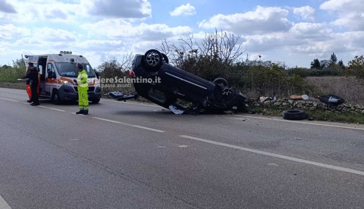 Paura sulla 275, auto si schianta contro un muretto e si ribalta: lievi ferite per le due occupanti - Corriere Salentino