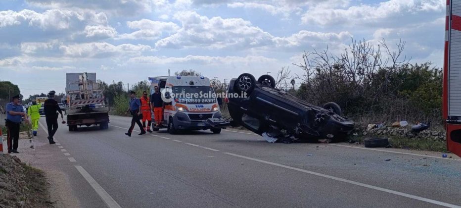 Paura sulla 275, auto si schianta contro un muretto e si ribalta: lievi ferite per le due occupanti - Corriere Salentino