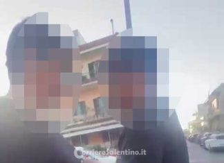 Botte da orbi all’uscita da scuola tra due studenti mentre altri ragazzi riprendono la scena con il telefonino