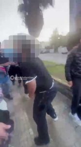 Botte da orbi all'uscita da scuola tra due studenti mentre altri ragazzi riprendono la scena con il telefonino - Corriere Salentino