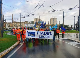 Lecce, sotto la pioggia lo sciopero dell’igiene ambientale. Un corteo pacifico che mira a sensibilizzare tutti