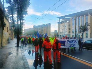 Lecce, sotto la pioggia lo sciopero dell’igiene ambientale. Un corteo pacifico che mira a sensibilizzare tutti - Corriere Salentino