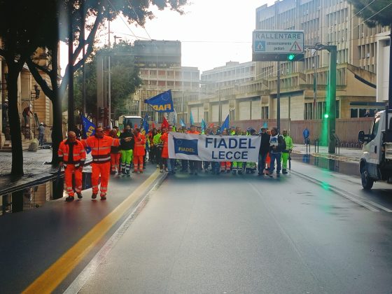 Lecce, sotto la pioggia lo sciopero dell’igiene ambientale. Un corteo pacifico che mira a sensibilizzare tutti - Corriere Salentino