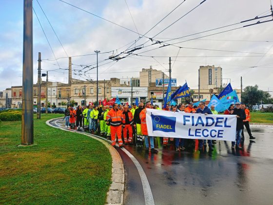 Lecce, sotto la pioggia lo sciopero dell’igiene ambientale. Un corteo pacifico che mira a sensibilizzare tutti - Corriere Salentino