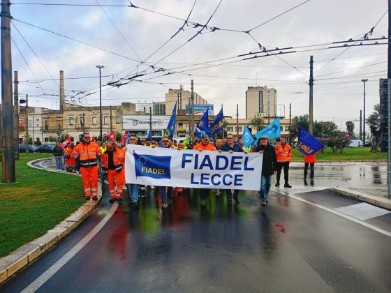 Lecce, sotto la pioggia lo sciopero dell’igiene ambientale. Un corteo pacifico che mira a sensibilizzare tutti - Corriere Salentino