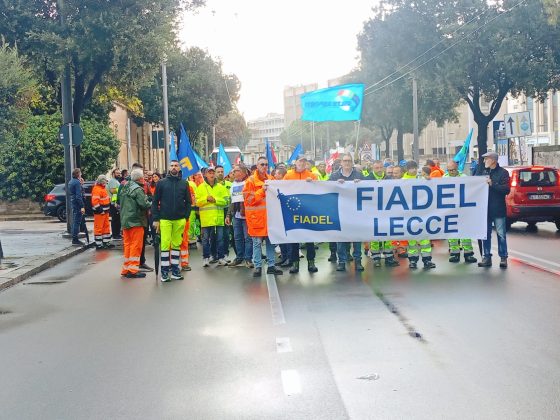 Lecce, sotto la pioggia lo sciopero dell’igiene ambientale. Un corteo pacifico che mira a sensibilizzare tutti - Corriere Salentino