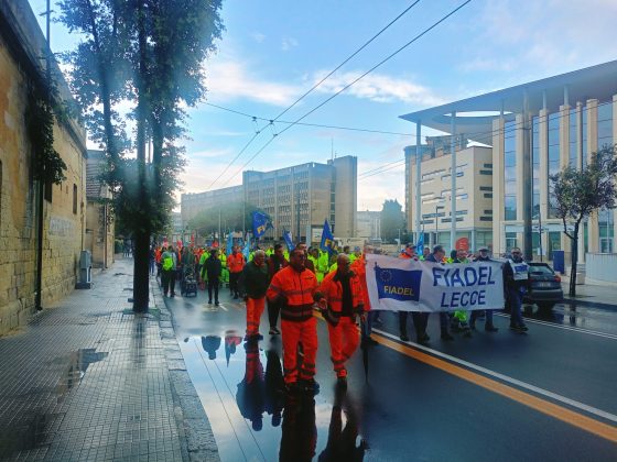 Lecce, sotto la pioggia lo sciopero dell’igiene ambientale. Un corteo pacifico che mira a sensibilizzare tutti - Corriere Salentino