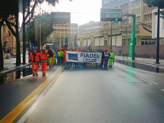 Lecce, sotto la pioggia lo sciopero dell’igiene ambientale. Un corteo pacifico che mira a sensibilizzare tutti - Corriere Salentino