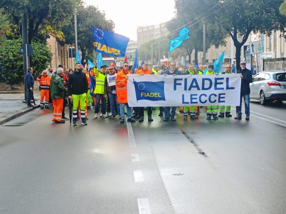 Lecce, sotto la pioggia lo sciopero dell’igiene ambientale. Un corteo pacifico che mira a sensibilizzare tutti - Corriere Salentino