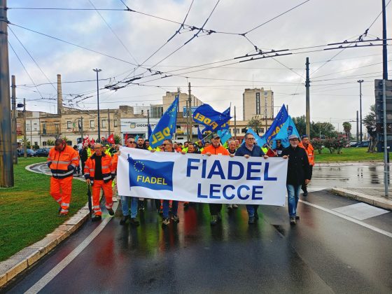 Lecce, sotto la pioggia lo sciopero dell’igiene ambientale. Un corteo pacifico che mira a sensibilizzare tutti - Corriere Salentino