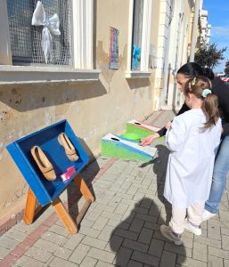 I giochi di un tempo per festeggiare i propri diritti, gli alunni dell' I.C. Polo 2, giocano in piazza - Corriere Salentino