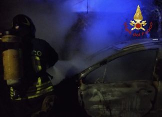 Fuoco nella notte: auto in fiamme nel giardino di una villetta
