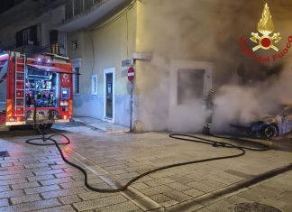 Rogo in piazza Castello: distrutta una Golf, danneggiata tubatura dell’acquedotto