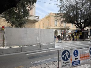 Via XXV Luglio, sopralluogo dell’opposizione: ancora polemiche per i basoli da rimontare. Poli: “Paga la ditta” - Corriere Salentino