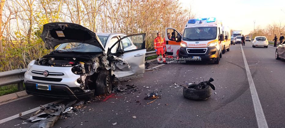 Violento scontro frontale tra due auto sulla Statale 274, diversi i feriti, due in codice rosso - Corriere Salentino