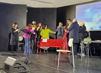 Carmiano contro la violenza sulle donne: teatro, sensibilizzazione e una panchina rossa per non dimenticare