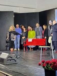 Carmiano contro la violenza sulle donne: teatro, sensibilizzazione e una panchina rossa per non dimenticare - Corriere Salentino