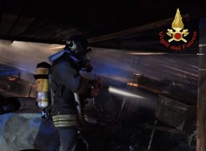 Incendio in un’azienda tessile: tettoia e veicolo devastati, salvato il capannone industriale - Corriere Salentino