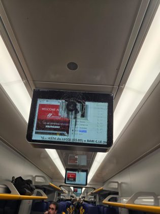 Momenti di paura sul treno regionale: uomo brandisce coltello e forbice a bordo, fermato dai carabinieri - Corriere Salentino