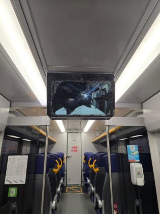 Momenti di paura sul treno regionale: uomo brandisce coltello e forbice a bordo, fermato dai carabinieri - Corriere Salentino