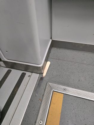 Momenti di paura sul treno regionale: uomo brandisce coltello e forbice a bordo, fermato dai carabinieri - Corriere Salentino