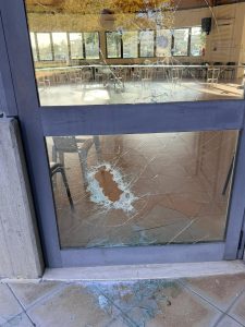 L’ira dell’assessore Guido contro i vandali che hanno danneggiato il centro sociale di viale Roma: “Aiutatemi a prenderli” - Corriere Salentino
