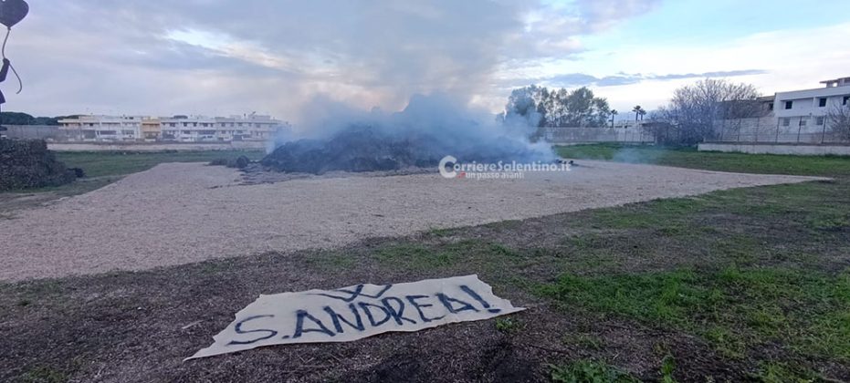 “W Sant’Andrea”, poi danno fuoco alla focareddha: gesto inquietante scuote Presicce. “Gesto vile e inqualificabile” - Corriere Salentino
