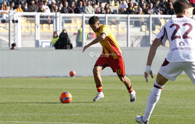 Uno-due del Lecce, poi il Torino cresce ed è sofferenza. Falcone al 90’ para rigore e il Via del Mare fa festa - Corriere Salentino