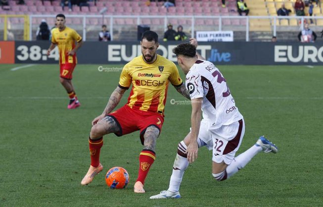 Uno-due del Lecce, poi il Torino cresce ed è sofferenza. Falcone al 90’ para rigore e il Via del Mare fa festa - Corriere Salentino