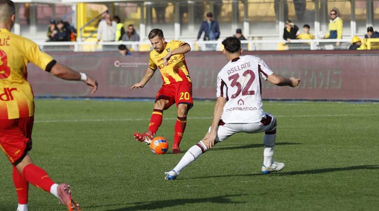 Uno-due del Lecce, poi il Torino cresce ed è sofferenza. Falcone al 90’ para rigore e il Via del Mare fa festa - Corriere Salentino