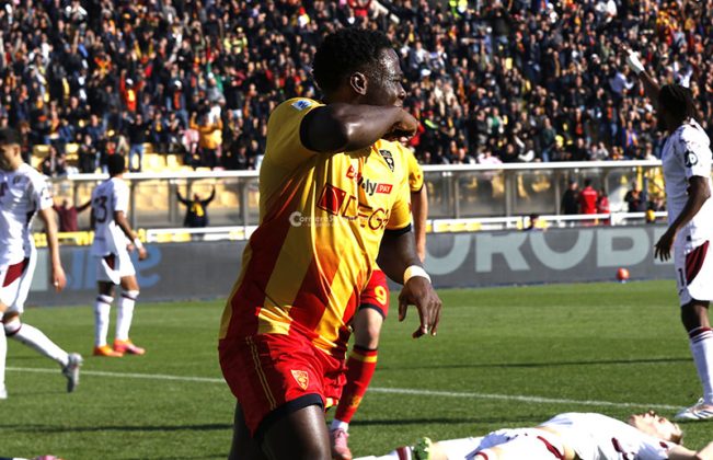 Uno-due del Lecce, poi il Torino cresce ed è sofferenza. Falcone al 90’ para rigore e il Via del Mare fa festa - Corriere Salentino