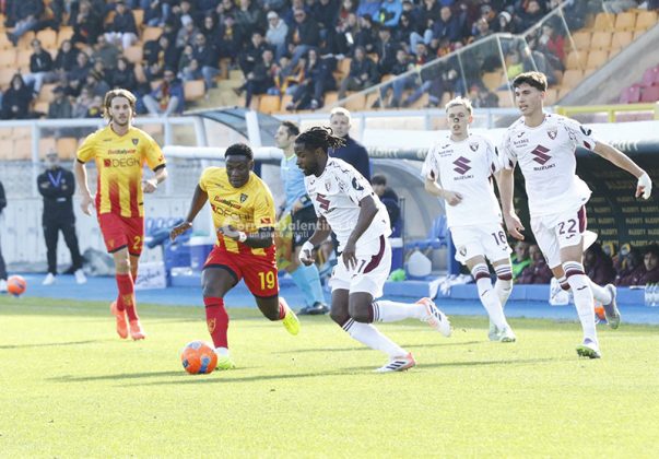 Uno-due del Lecce, poi il Torino cresce ed è sofferenza. Falcone al 90’ para rigore e il Via del Mare fa festa - Corriere Salentino