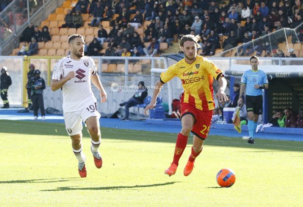 Uno-due del Lecce, poi il Torino cresce ed è sofferenza. Falcone al 90’ para rigore e il Via del Mare fa festa - Corriere Salentino