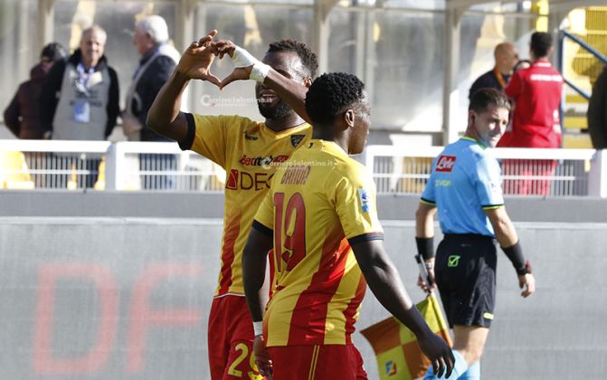 Uno-due del Lecce, poi il Torino cresce ed è sofferenza. Falcone al 90’ para rigore e il Via del Mare fa festa - Corriere Salentino