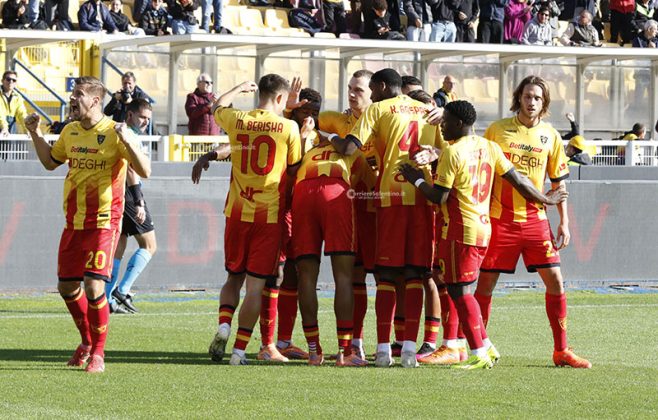 Uno-due del Lecce, poi il Torino cresce ed è sofferenza. Falcone al 90’ para rigore e il Via del Mare fa festa - Corriere Salentino