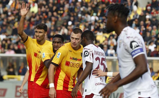 Uno-due del Lecce, poi il Torino cresce ed è sofferenza. Falcone al 90’ para rigore e il Via del Mare fa festa - Corriere Salentino