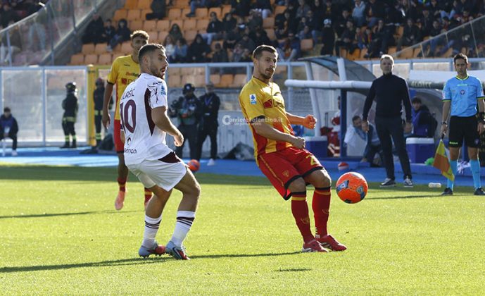 Uno-due del Lecce, poi il Torino cresce ed è sofferenza. Falcone al 90’ para rigore e il Via del Mare fa festa - Corriere Salentino