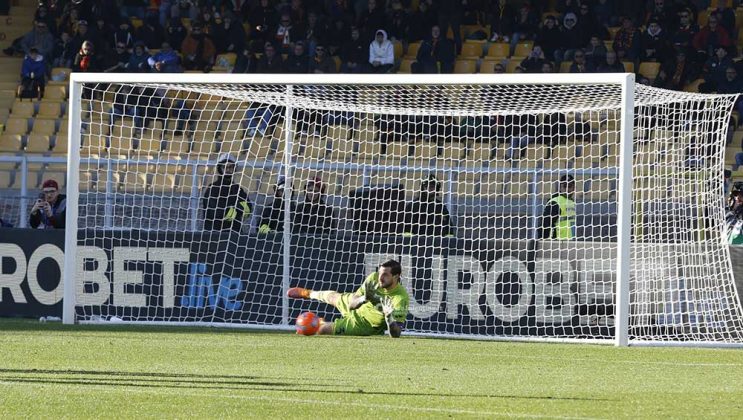 Uno-due del Lecce, poi il Torino cresce ed è sofferenza. Falcone al 90’ para rigore e il Via del Mare fa festa - Corriere Salentino