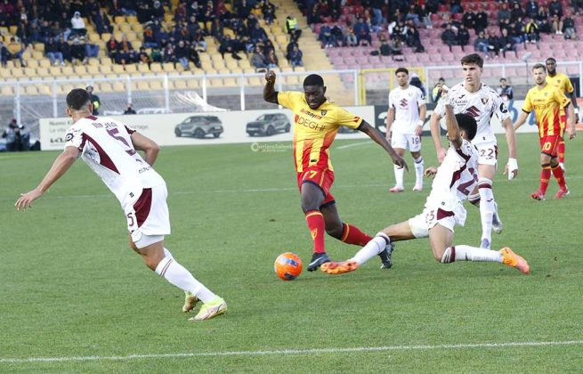 Uno-due del Lecce, poi il Torino cresce ed è sofferenza. Falcone al 90’ para rigore e il Via del Mare fa festa - Corriere Salentino