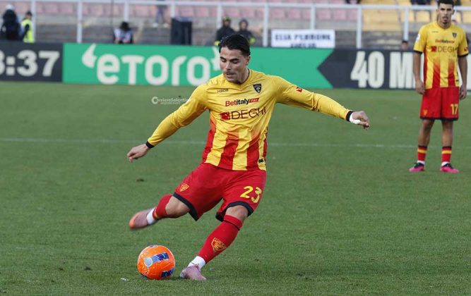 Uno-due del Lecce, poi il Torino cresce ed è sofferenza. Falcone al 90’ para rigore e il Via del Mare fa festa - Corriere Salentino