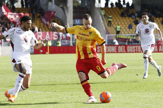 Uno-due del Lecce, poi il Torino cresce ed è sofferenza. Falcone al 90’ para rigore e il Via del Mare fa festa - Corriere Salentino