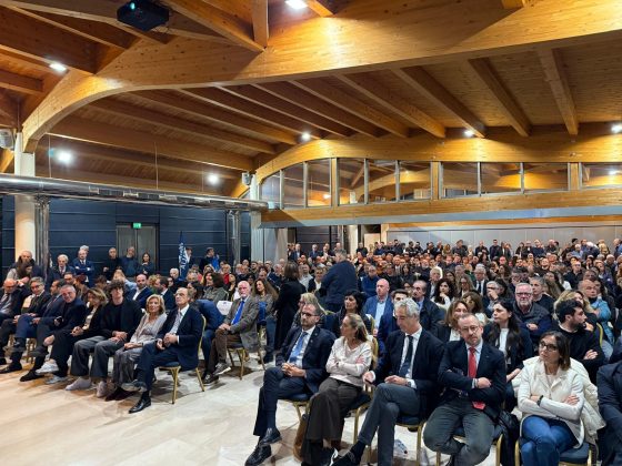 Lecce, bagno di folla per Arianna Meloni: “Invertire i pronostici”. Poli e Lobuono promettono di smentire i sondaggi - Corriere Salentino