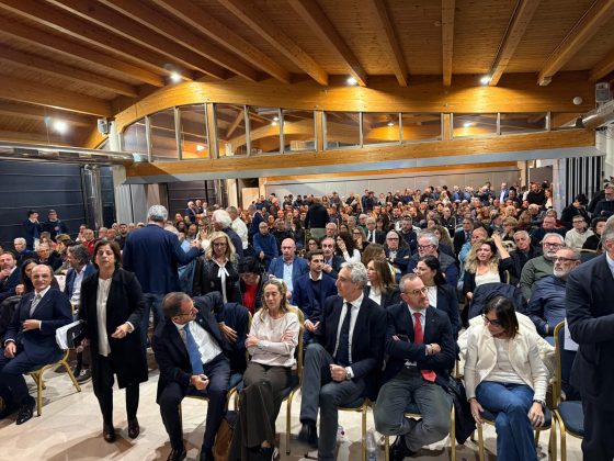 Lecce, bagno di folla per Arianna Meloni: “Invertire i pronostici”. Poli e Lobuono promettono di smentire i sondaggi - Corriere Salentino