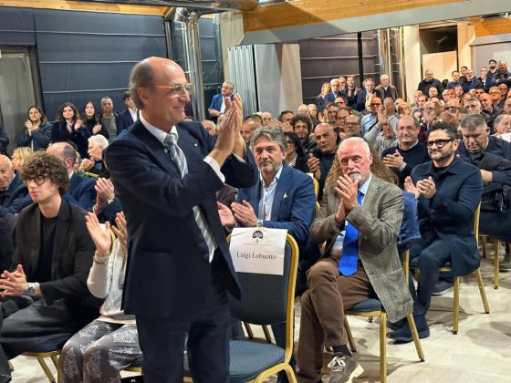 Lecce, bagno di folla per Arianna Meloni: “Invertire i pronostici”. Poli e Lobuono promettono di smentire i sondaggi - Corriere Salentino