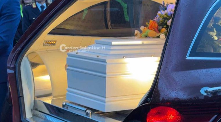 L'ultimo saluto ad Elia: dolore, lacrime e palloncini bianchi - Corriere Salentino