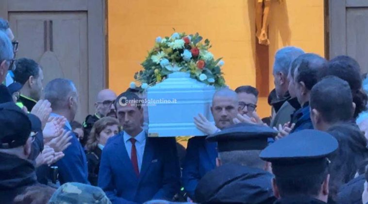 L'ultimo saluto ad Elia: dolore, lacrime e palloncini bianchi - Corriere Salentino