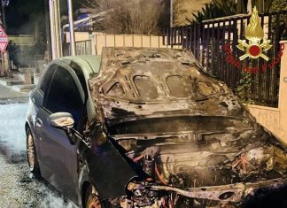 Tre incendi colpiscono quattro auto e la facciata di un edificio, indagano i carabinieri
