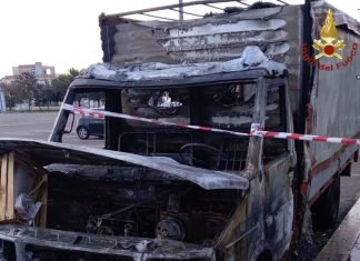 Rogo all’alba: due furgoni distrutti dalle fiamme