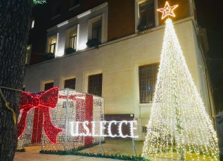 In via Trinchese rimossi i vecchi chioschi e installato un albero di Natale dell’ Unione sportiva Lecce