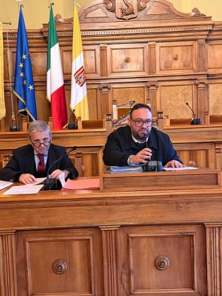 Bilancio di previsione 2026-2028: passa all'unanimità l'esame dell'Assemblea dei Sindaci. Tarantino: "Orgogliosi del risultato" - Corriere Salentino